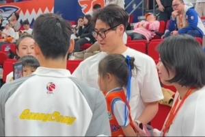 超高人气！上海主场球迷找崔永熙合照 小崔来者不拒 - 资讯配图