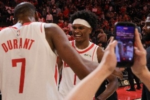 场均3前场板！阿门化身篮板狂魔 极大缓解了亚当斯伤后的内线压力 - 资讯配图