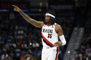 终结效率很高!罗威19分钟10中8拿到16分5板 其中3前场板 - 资讯配图