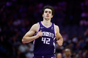 【菜鸟】篮网6名新秀皆正式轮换 雷诺22分10板 马卢阿奇7分7板 - 资讯配图