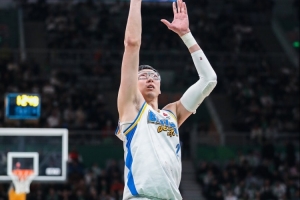 媒体人:周琦罚球表现太致命 哪怕他多进一个北京都有机会扳平 - 资讯配图