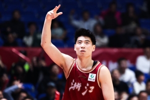 高开低走！程帅澎15中8&5记三分拿下27分 上半场22分后机会不多 - 资讯配图