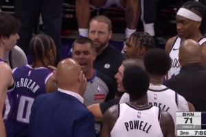 小摩擦！雷诺被切球出界后与曼恩顶牛对喷 裁判无任何吹罚 - 资讯配图