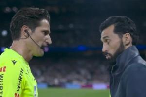 主裁表示82故意从身后犯规，阿韦洛亚：你也踢过球，等会看回放吧 - 资讯配图