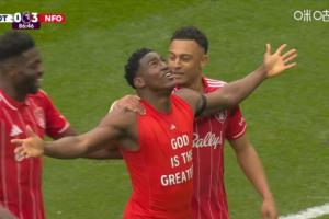 花了！热刺主场0-3落后森林！阿沃尼伊垫射破门后脱衣庆祝 - 资讯配图