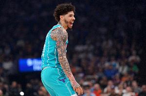 比尔·西蒙斯:三球本赛季很出色 他打球有思考 擅长去调动队友 - 资讯配图