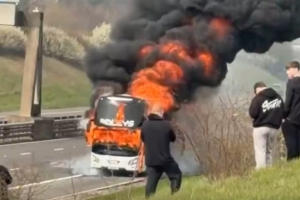 太阳报:曼城球迷大巴在决赛前于高速上起火,所幸事件没造成伤亡 - 资讯配图
