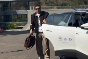 谁的穿搭最潮？姆巴佩、登贝莱、奥利塞等球员来到法国队报到 - 资讯配图