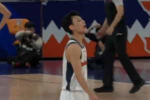 发生了什么?最后时刻胜负已分 徐杰命中投篮后对着场边念念有词 - 资讯配图