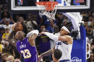 湖魔L2M：2次漏判+1次错判全有利湖人 出界维持原判 班凯罗没打手 - 资讯配图