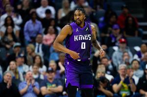 彻底投疯了！蒙克17中8爆砍32分2板6助1帽 三分球13中7&罚球9中9 - 资讯配图