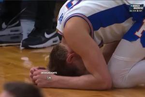 伤心欲绝！卫冕冠军佛罗里达爆冷出局 托马斯·霍抱头跪地无比沮丧 - 资讯配图