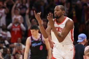 火箭破解包夹杜兰特新诀窍:不勉强喂球&申门谢进攻保持侵略性 - 资讯配图