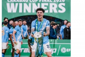 曼城晒奥赖利捧杯照:周六庆祝21岁生日,周日将温布利染成蓝色 - 资讯配图