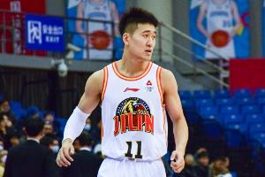 获胜功臣！姜伟泽打满全场6记三分砍26分10助 末节带队锁定胜局 - 资讯配图