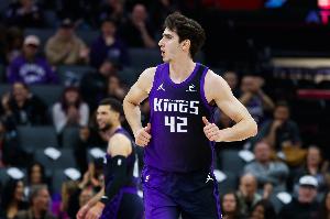 又一个法国长人！雷诺最近3场场均28分7.7板2.3助1帽 三分55.6% - 资讯配图