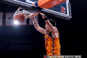 上来就喷火！张镇麟打满首节 5投3中拿下10分2板2助1断&正负值+7 - 资讯配图