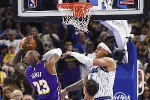 班凯罗没打手詹姆斯!湖记炮轰:完全不对!吹罚完全看人下菜 - 资讯配图