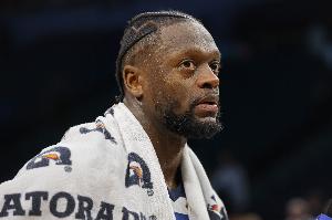 拖后腿！兰德尔14投仅3中拿9分9板 三分4中1 - 资讯配图