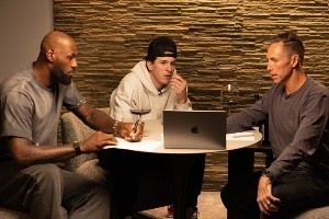 期待住！詹姆斯晒照预热 里夫斯将做客自己的播客《球场大脑》 - 资讯配图