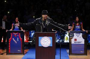 路威:艾弗森到哪都被女粉包围 这是他的专属待遇 科比哈登都没有 - 资讯配图