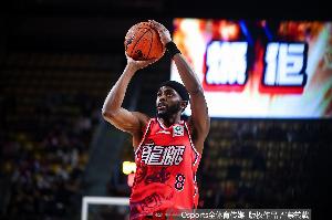 前NBA球员！贾斯汀·霍勒迪半场出战17分钟10中7轻松砍下16分 - 资讯配图
