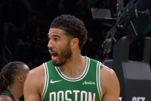 不满判罚！塔图姆上篮不中 认为戈贝尔防守推人没吹抱怨吃T - 资讯配图