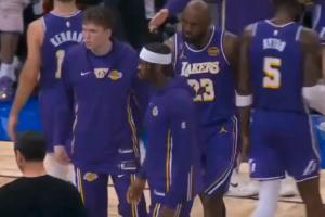 聊啥呢?詹姆斯&雷迪克等人凑到东契奇身边 听其与裁判交流 - 资讯配图