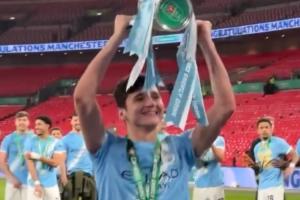 积累经验！胡桑诺夫夺曼城生涯首冠，哈兰德、多纳鲁马指导他互动 - 资讯配图