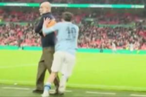 太皮了！谢尔基进场庆祝时背后“偷袭”瓜帅，瓜帅回头一脸懵 - 资讯配图