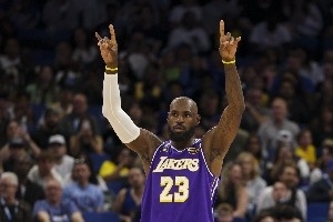 1612场!詹姆斯转发破纪录之夜个人定制球鞋照:向帕里什致敬! - 资讯配图