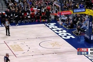 大打对攻！掘金首节42-40领先开拓者 两队各自轰进7记三分 - 资讯配图