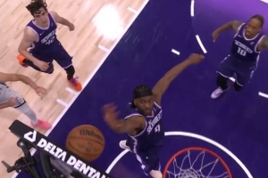 很关键！特拉奥雷上篮被阿丘瓦钉板大帽 裁判吹干扰球！ - 资讯配图