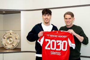 官方：拜仁与19岁中场戴伯尔签订到2030年的职业合同 - 资讯配图