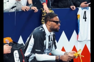 威姆斯又到现场看广东队比赛了 这次坐在广东队家属席❤️ - 资讯配图