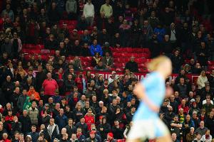 TA:老特拉福德南看台改造VIP席位,500多名球迷被迫换位引发不满 - 资讯配图