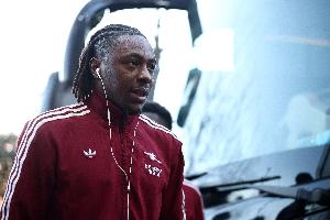 英媒：消息人士透露埃泽只是小腿拉伤，无需过度担忧 - 资讯配图