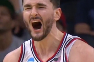 生涯之夜!康大前锋卡拉班轰生涯新高27分 率队击败UCLA晋级16强 - 资讯配图