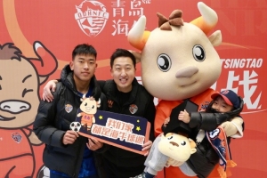 3.20青春足球场 幸运家庭走进内场 送上海牛32周年纪念礼盒 - 资讯配图