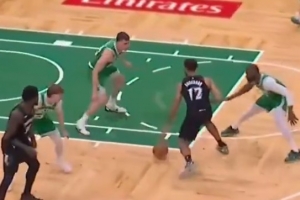 真·节奏大师！李凯尔连做三次in&out晃晕加尔扎 抛投轻松入筐！ - 资讯配图