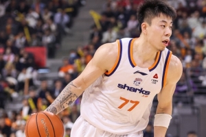 备战今晚沪粤大战！上海4外援+张镇麟+偰李永炜进行了加练 - 资讯配图