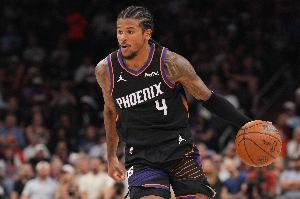 能攻能传!杰伦·格林半场6中4拿到10分1板5助1帽 - 资讯配图