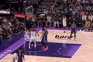 看起来挺严重！沃尔夫上篮落地时崴脚 被搀扶回更衣室&不会回归 - 资讯配图