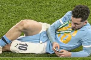 松弛感满满！联赛杯夺冠后，谢尔基侧躺在球场内玩手机 - 资讯配图