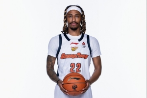 8投仅1中！媒体人：广东该抓紧用麦考尔换个尺寸足够的外援中锋 - 资讯配图