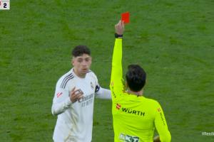 恩怨局？巴尔韦德踢倒巴埃纳吃直红，此前巴埃纳诅咒其儿子被拳打 - 资讯配图