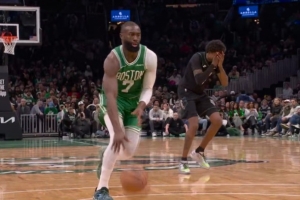 够吓人的！杰伦·布朗反击冲筐对抗里德平拍倒地 好在无碍 - 资讯配图