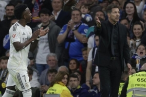 又是你俩！世体：维尼修斯和西蒙尼再次争吵，后者向裁判投诉 - 资讯配图