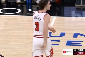 刀刀致命！吉迪与布泽利斯相继命中三分打停火箭 - 资讯配图