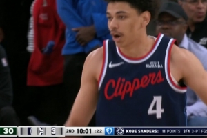 外线有谱！桑德斯独中3记三分 帮助球队占据场上主动 - 资讯配图